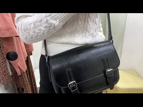 ❤️ Masturbación pública de la joven zorra FeralBerry con un consolador en el probador Porno ruso en es.mass-pr.ru ❌️